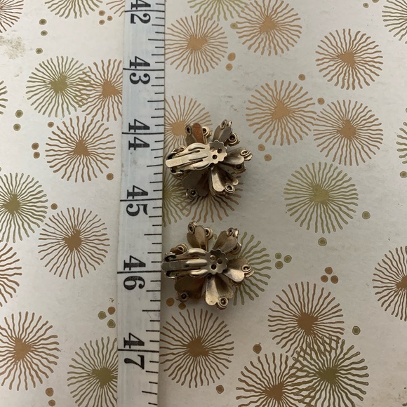 Vintage white flower crystal earrings - Picture 6 of 6